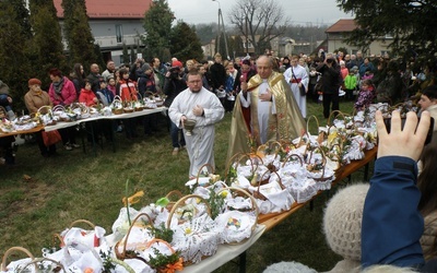 Stoły zastawione setkami koszyczków