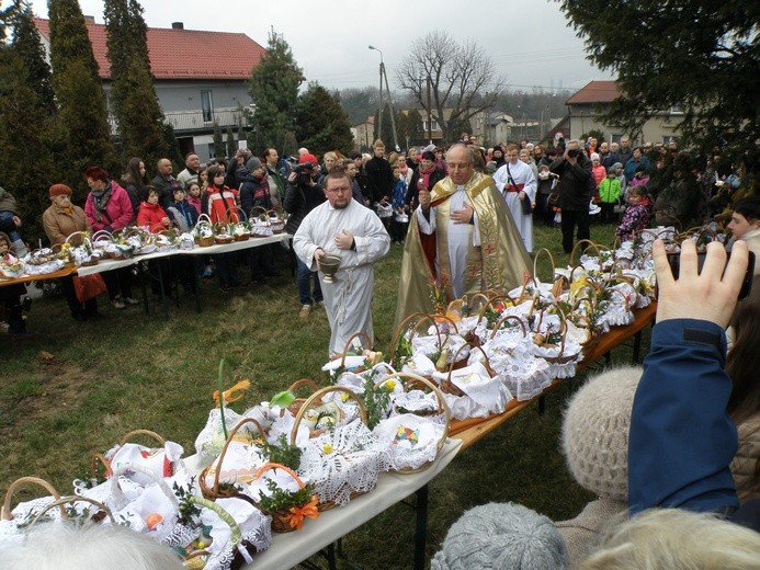 Stoły zastawione setkami koszyczków