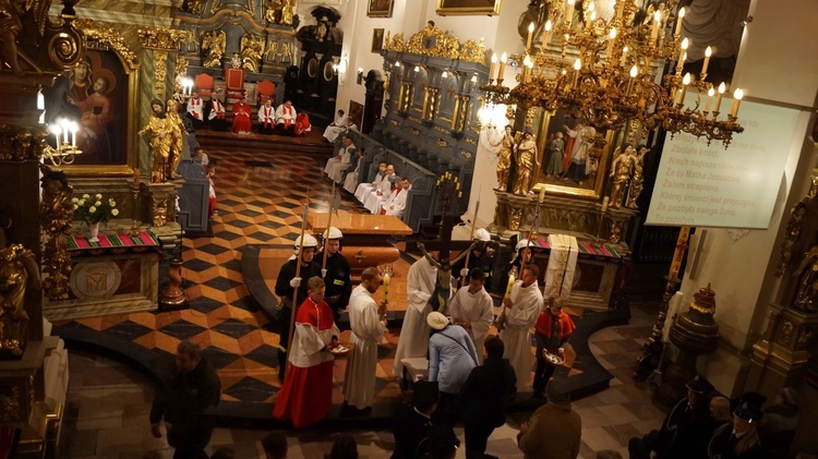 Wielki Piątek w łowickiej katedrze