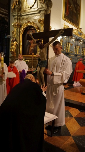 Wielki Piątek w łowickiej katedrze