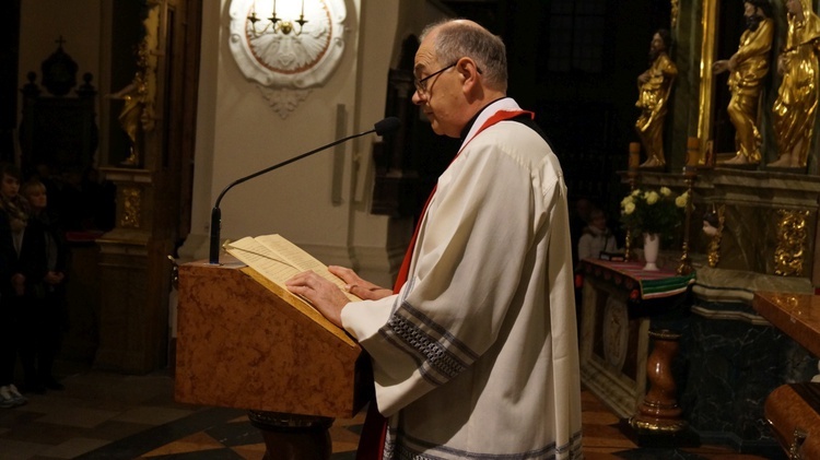 Wielki Piątek w łowickiej katedrze