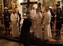 Adoracja krzyża podczas liturgii wielkopiątkowej