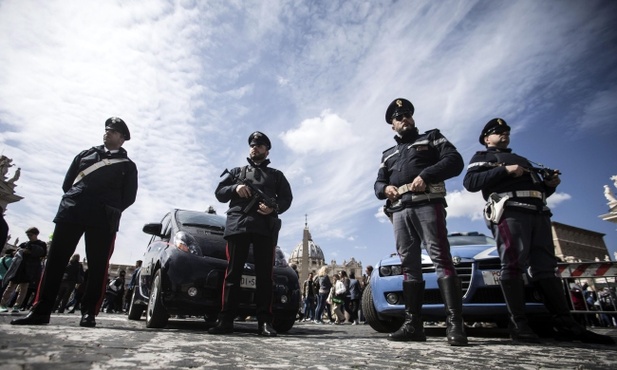 Policjanci w przebraniu księży 
