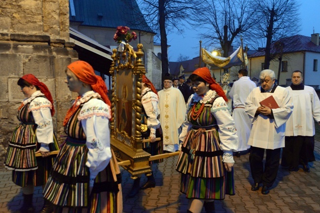 Procesja rezurekcyjna w Opocznie