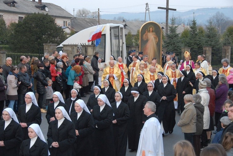 Procesja do kościoła w Białej Niżnej