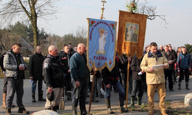 Chorągwiarze z Parmy modlą się przed przydrożnym krzyżem