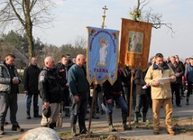 Chorągwiarze z Parmy modlą się przed przydrożnym krzyżem