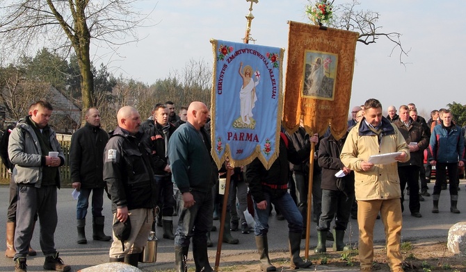 Chorągwiarze z Parmy modlą się przed przydrożnym krzyżem