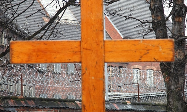 Abp Skworc modlił się z osadzonymi w areszcie śledczym