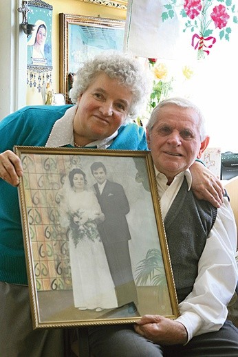 Teresa i Edward Zdebowie  od 44 lat są małżeństwem.  Każdy dzień zaczynają Mszą św.,  a kończą Apelem Jasnogórskim