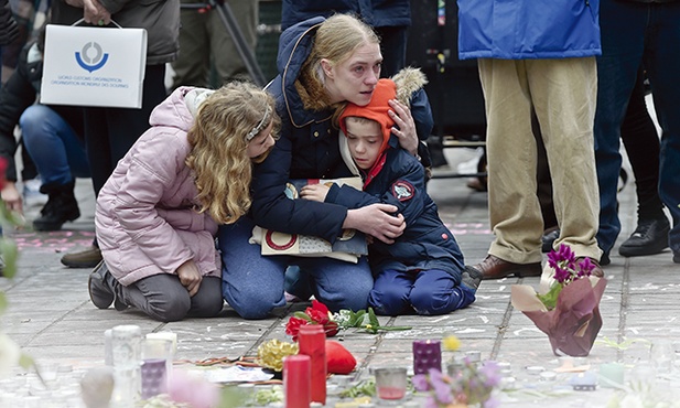 Bruksela. Opłakiwanie ofiar zamachu terrorystycznego, do którego doszło 22 marca. Jezus mówi do św. Faustyny: niech dusza w chwilach ciemności nie popada w rozpacz, ale „z ufnością niech się rzuci w ramiona Mojego miłosierdzia, jak dziecko w objęcia ukochanej matki”