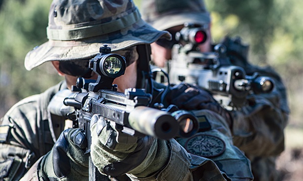  Trening strzelecki na polanie w Puszczy Kampinoskiej.  Kulka z ASG nie zabije,  ale oczy trzeba chronić  za pomocą okularów 