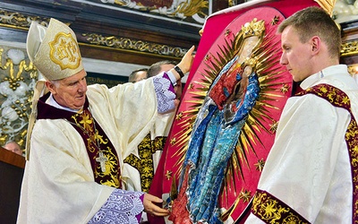  Biskup Ignacy Dec podziwia dzieło jubilerów z Gdańska