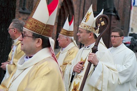 Powyżej: Procesja przed rozpoczęciem uroczystej Eucharystii