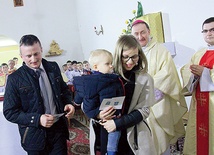 – Tu jest nasz dom – mówił Michał Bober, który z żoną Edytą i synkiem Wiktorem w imieniu szczereżan witał bp. Andrzeja Jeża