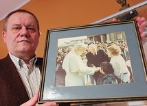  Waldemar Kotula prezentuje fotografię ze spotkania gen. Maczka z Janem Pawłem II