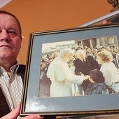  Waldemar Kotula prezentuje fotografię ze spotkania gen. Maczka z Janem Pawłem II