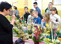 Powyżej: W Zespole Szkół Samorządowych w Dmosinie zorganizowano kiermasz wielkanocny