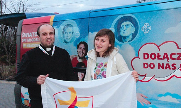  Ks. Sylwester Bernat i Olga Ciechańska z materiałami promującymi ŚDM