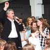  Dyrektor SP 10 Bogdan Leszczuk z sukcesem licytował atrakcyjne przedmioty i vouchery