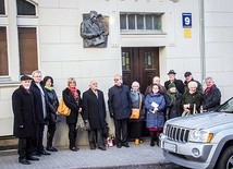 Powyżej: Na budynku, w którym mieszkał w Olsztynie dr Gębik, umieszczono w ubiegłym roku pamiątkową tablicę. Tam też podczas uroczystości złożono kwiaty i zapalono znicze