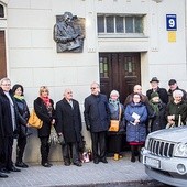 Powyżej: Na budynku, w którym mieszkał w Olsztynie dr Gębik, umieszczono w ubiegłym roku pamiątkową tablicę. Tam też podczas uroczystości złożono kwiaty i zapalono znicze