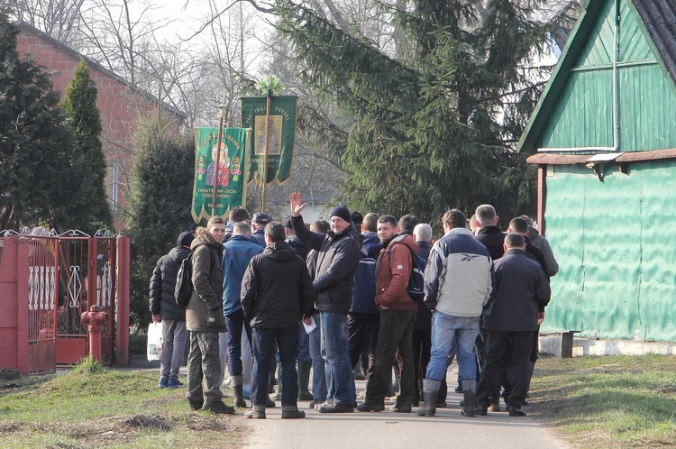 Chorągwiarze z parafii w Bobrownikach