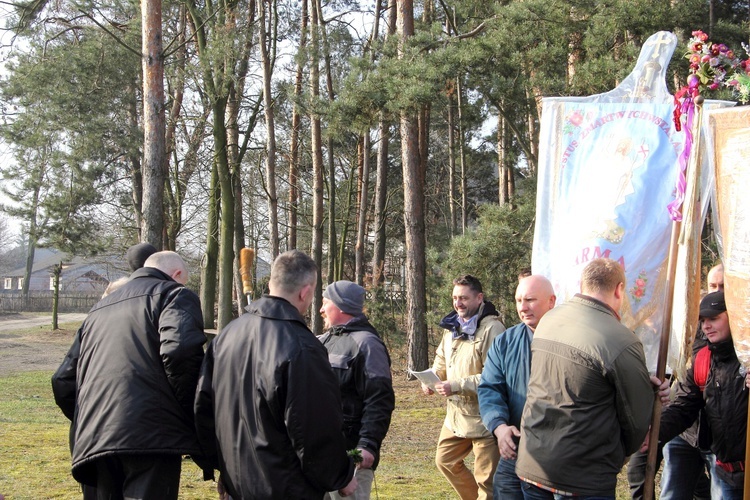 Chorągwiarze z parafii w Bobrownikach