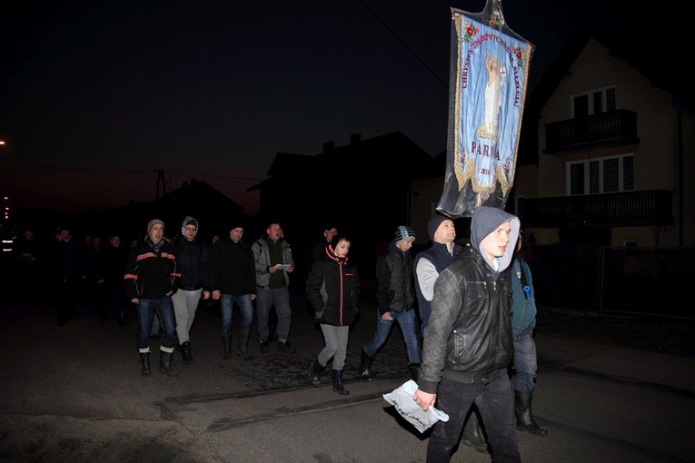 Chorągwiarze z parafii w Bobrownikach