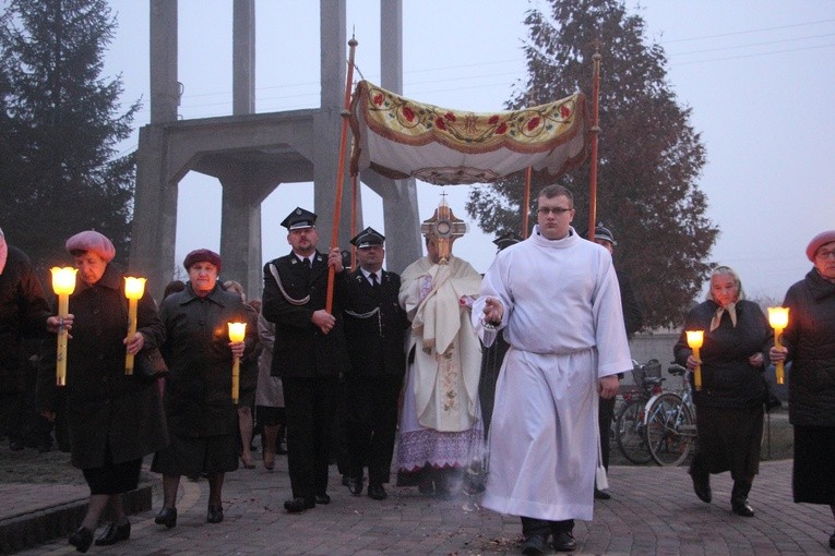 Procesja i Msza św. rezurekcyjna w Bobrownikach