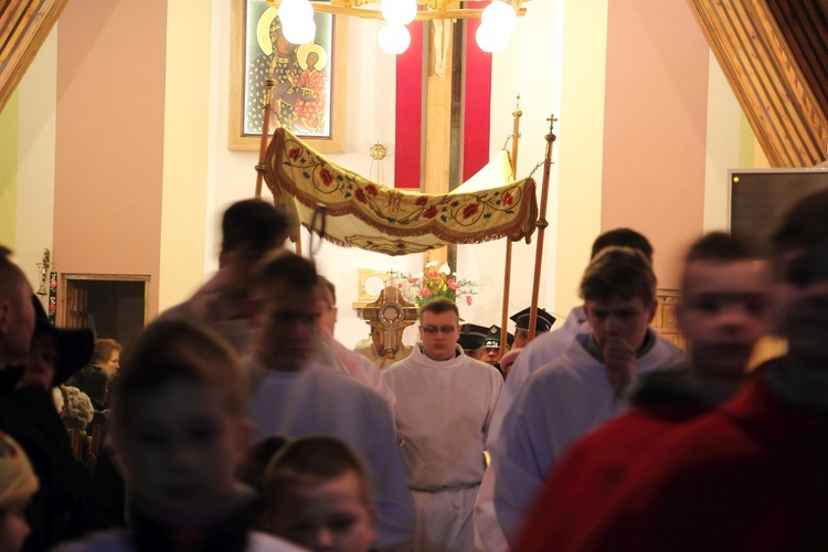 Procesja i Msza św. rezurekcyjna w Bobrownikach