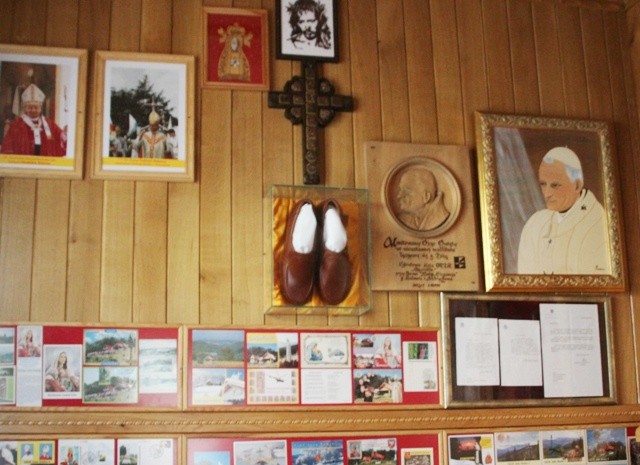 W górskiej kaplicy na Groniu zebrano także sporo różnych pamiątkowych wydawnictw związanych ze św. Janem Pawłem II