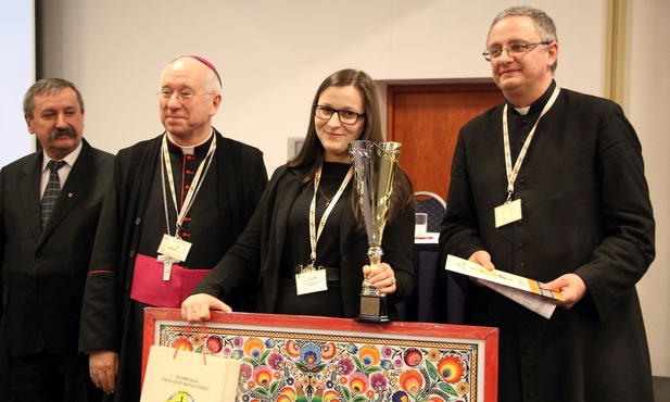 Karolina Serwońska z pucharem i nagrodami 