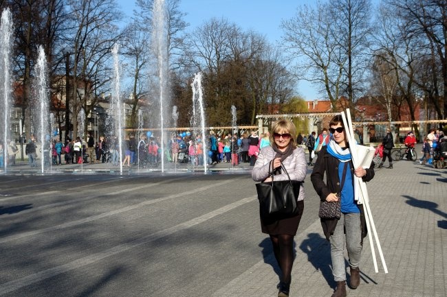 Niebieski korowód przez miasto