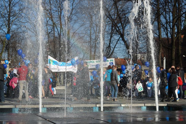 Niebieski korowód przez miasto