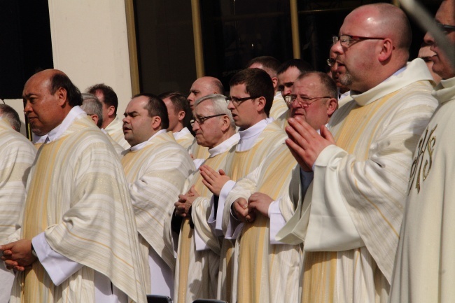 Rozdanie gałązek oliwnych w Łagiewnikach i obchody Niedzieli Miłosierdzia