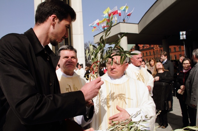 Rozdanie gałązek oliwnych w Łagiewnikach i obchody Niedzieli Miłosierdzia