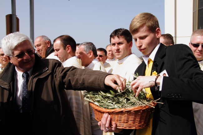 Rozdanie gałązek oliwnych w Łagiewnikach i obchody Niedzieli Miłosierdzia