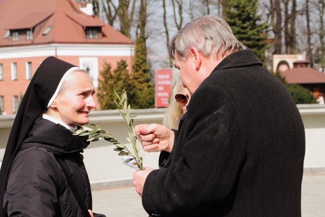 Rozdanie gałązek oliwnych w Łagiewnikach i obchody Niedzieli Miłosierdzia