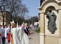 Miłosierny błogosławi przechodniów