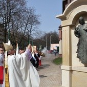 Miłosierny błogosławi przechodniów