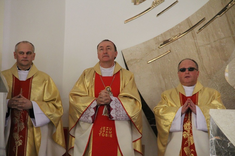 Panie, spójrz na Twój kościół