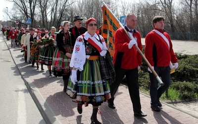 Na czele marszu szedł poczet sztandarowy Koła Przewodników PTTK im. Anieli Chmielińskiej