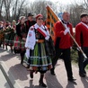 Na czele marszu szedł poczet sztandarowy Koła Przewodników PTTK im. Anieli Chmielińskiej