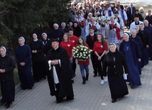 Procesja z relikwiami św. s. Faustyny do kościoła w Szczawnicy