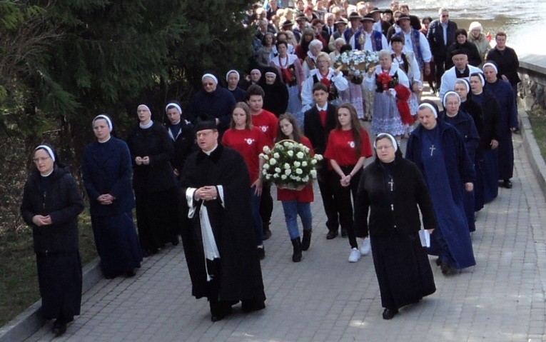 Procesja z relikwiami św. s. Faustyny do kościoła w Szczawnicy