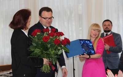 Prezydent Radomia Radosław Witkowski razem z gratulacjami z okazji jubileuszu wręczył pamiątkowy grawer Monice Krzyżanowskiej, dyrektor placówki.