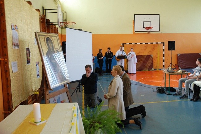 Symbole ŚDM w Henrykowie