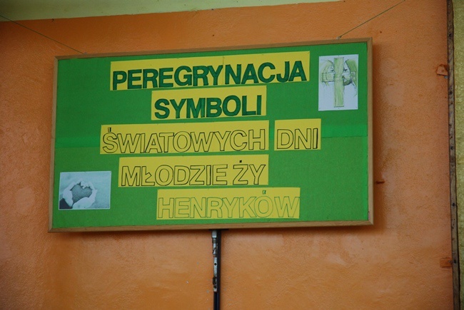 Symbole ŚDM w Henrykowie