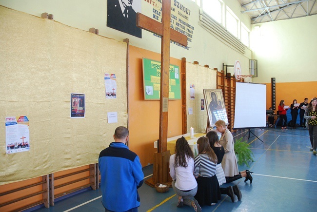 Symbole ŚDM w Henrykowie